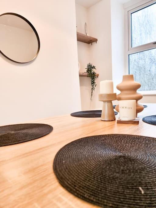 4-Bedroom Home - Perfect For Those Working In Bridgend - By Tailored Accommodation Екстериор снимка