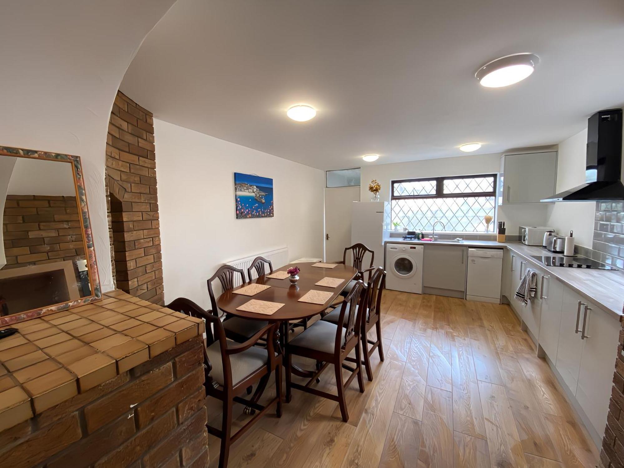 4-Bedroom Home - Perfect For Those Working In Bridgend - By Tailored Accommodation Екстериор снимка