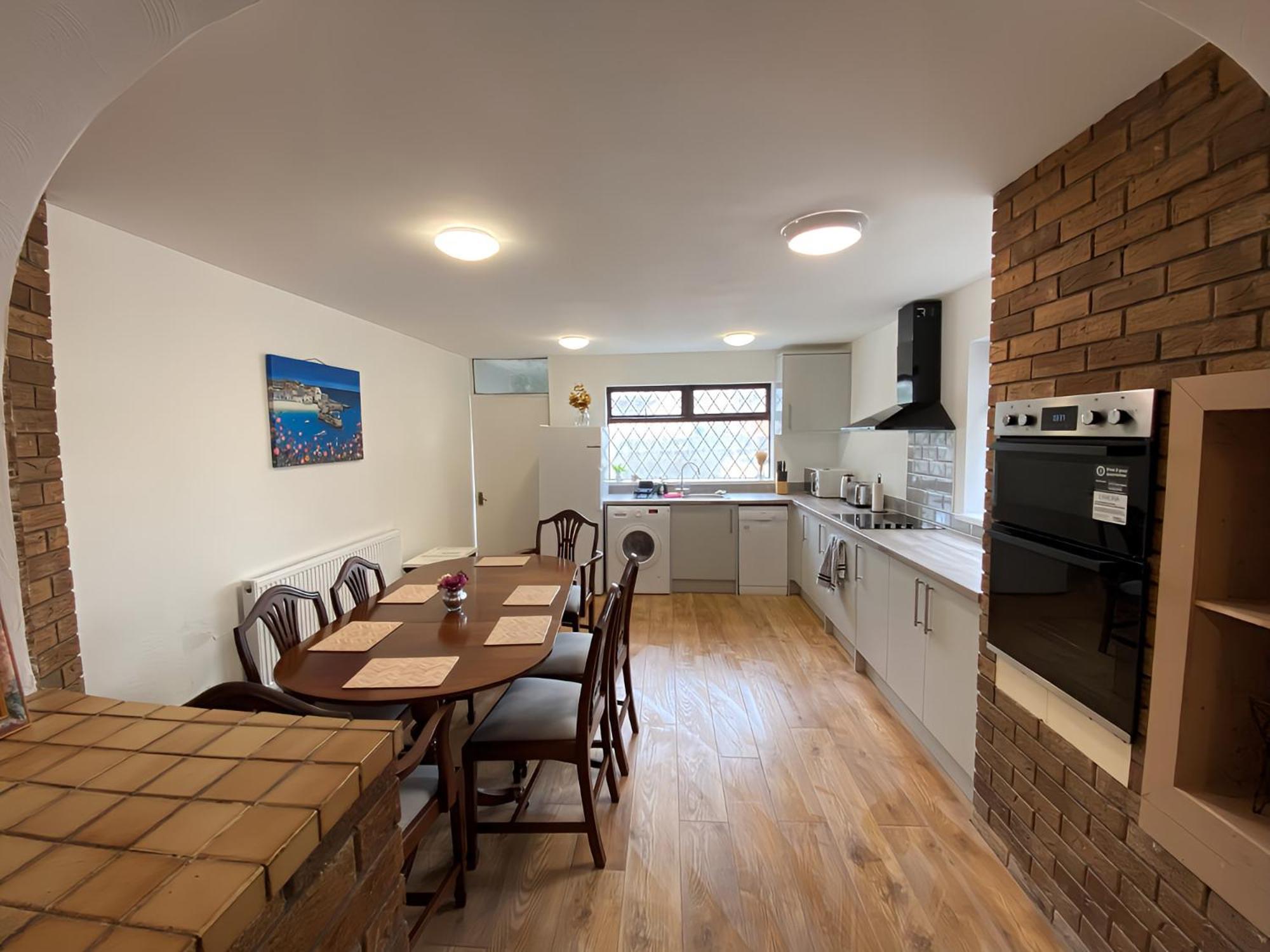 4-Bedroom Home - Perfect For Those Working In Bridgend - By Tailored Accommodation Екстериор снимка